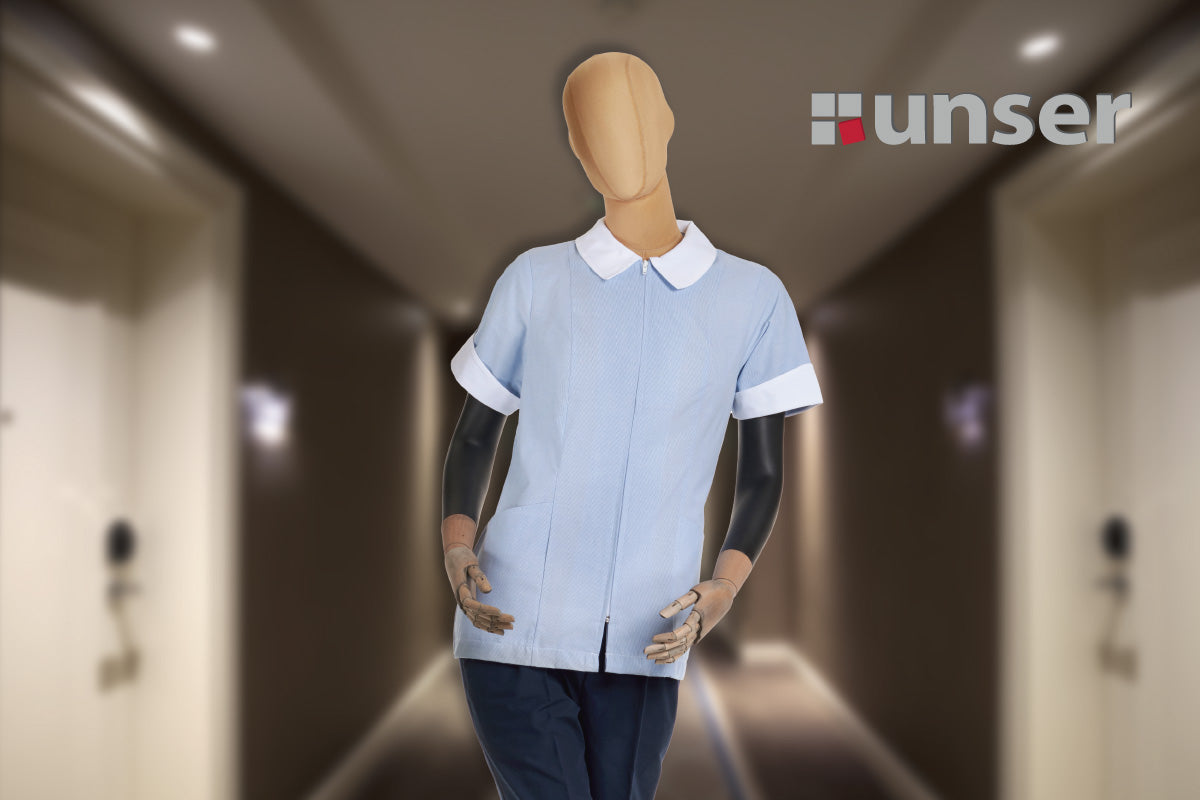 Uniforme para sirvienta en el pasillo de un hotel