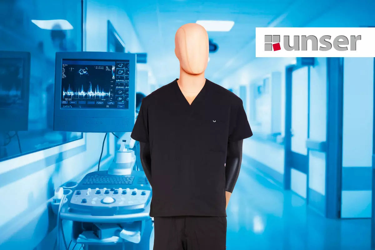 Maniquí con pijama quirúrgica Unser sobre un fondo de un pasillo hospitalario